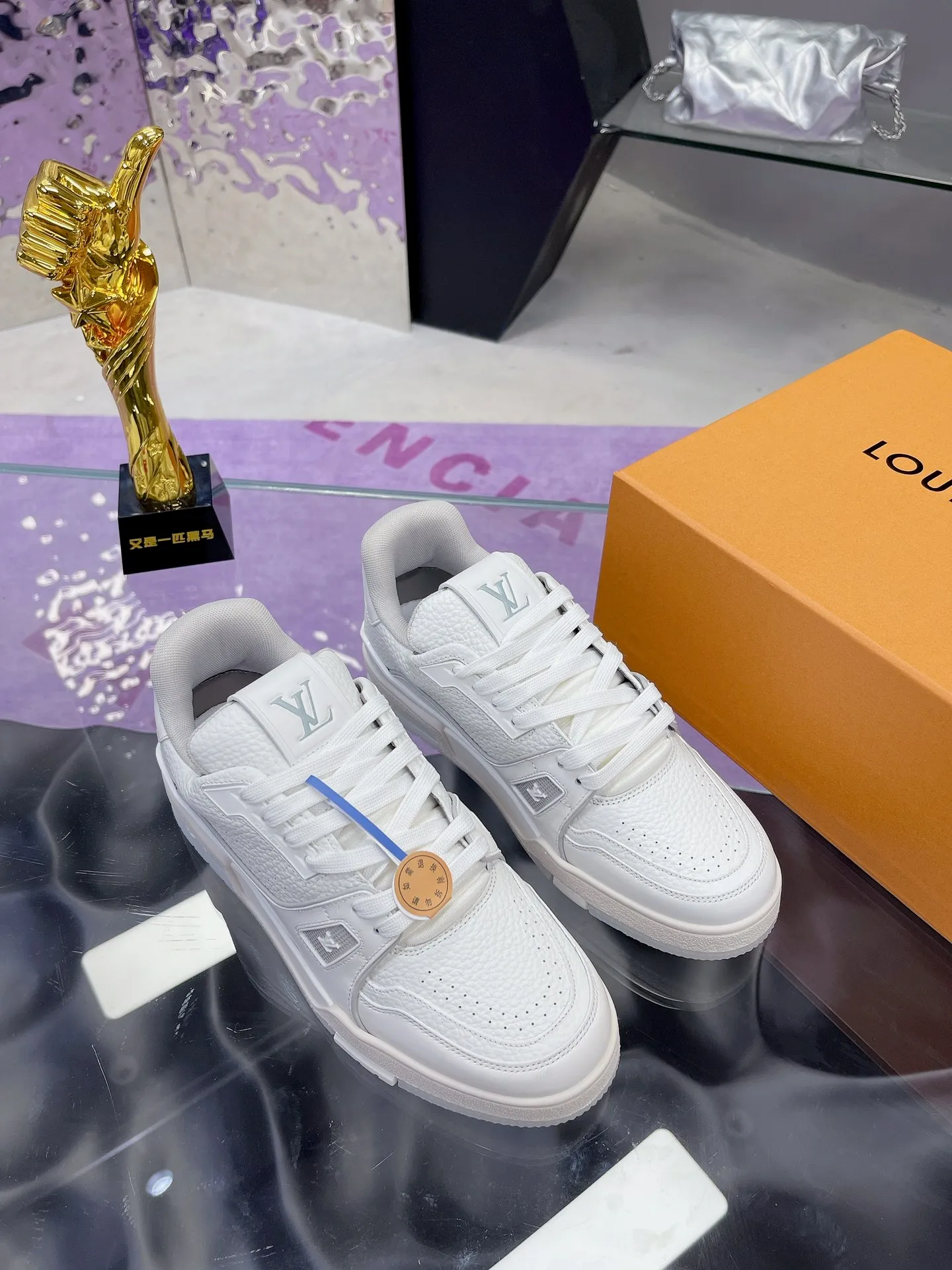 👟👟Ex-factory price 720👟👟 Original development, quality shipments, welcome to compare ❥❥❥❥❥❥LV Trainer Maxi sneakers series LV Trainer Maxi sneakers introduce the loose silhouette of the ready-to-wear series into the LV Trainer sneaker design written by Virgil Abloh, making an eye-catching appearance at the 2024 spring and summer men's wear show. The cow leather upper is combined with rough fabric laces, and colorful beading highlights the brand's classic elements. LV letters mark the tongue and Monogram floral outsole. Mixed materials Made of first-layer cowhide, wrapped in imported custom-printed denim, thick shoelace design, large Monogram print on the side, "lv 54" badges on the tongue and heel, rubber outsole decorated with Monogram flowers, mesh lining and cotton feet, the comfort is as extreme as ever, premium heritage, quality first, worth owning! Size: 35-40 for women, 39-44 for men (45 is custom-made and cannot be returned or exchanged) ♡Full set of packaging with original gift box